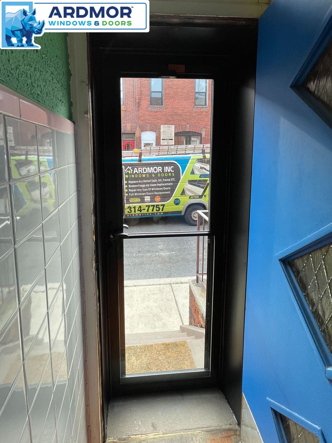 andersen_10_series_fullview_retractable_insect_screen_storm_door_replacement_service_in_philadelphia_pennsylvania_project_8392_after