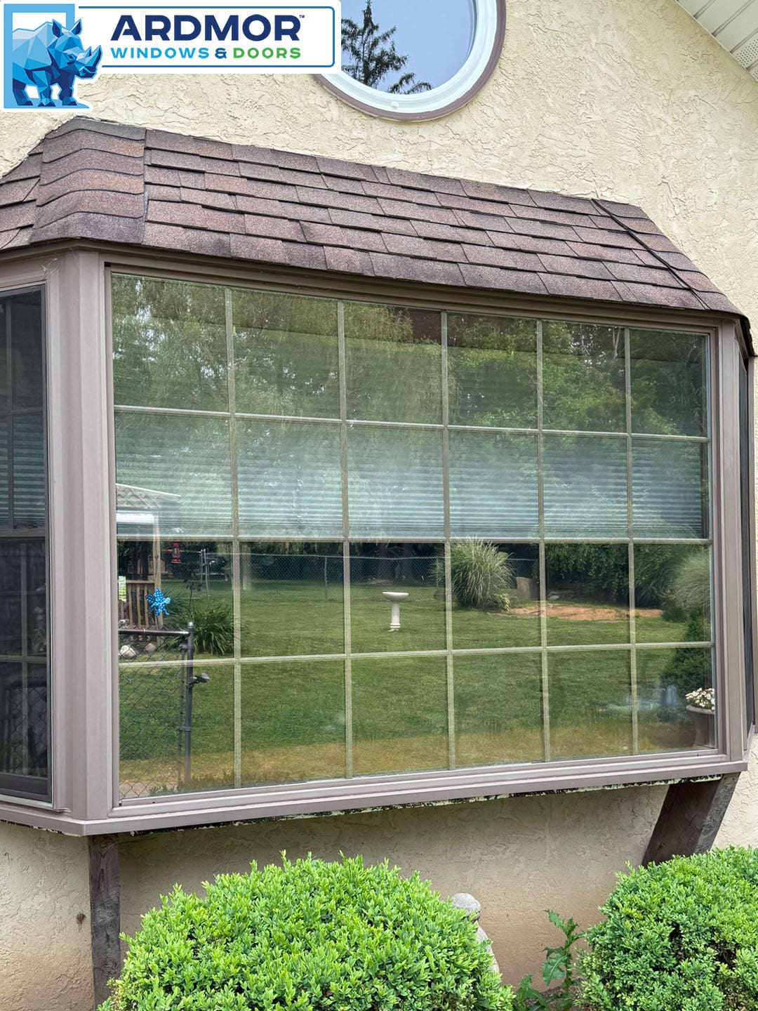 foggy_glass_replacement_in_vinyl_picture_bay_bow_window_in_willow_grove_pennsylvania_project_11037_before