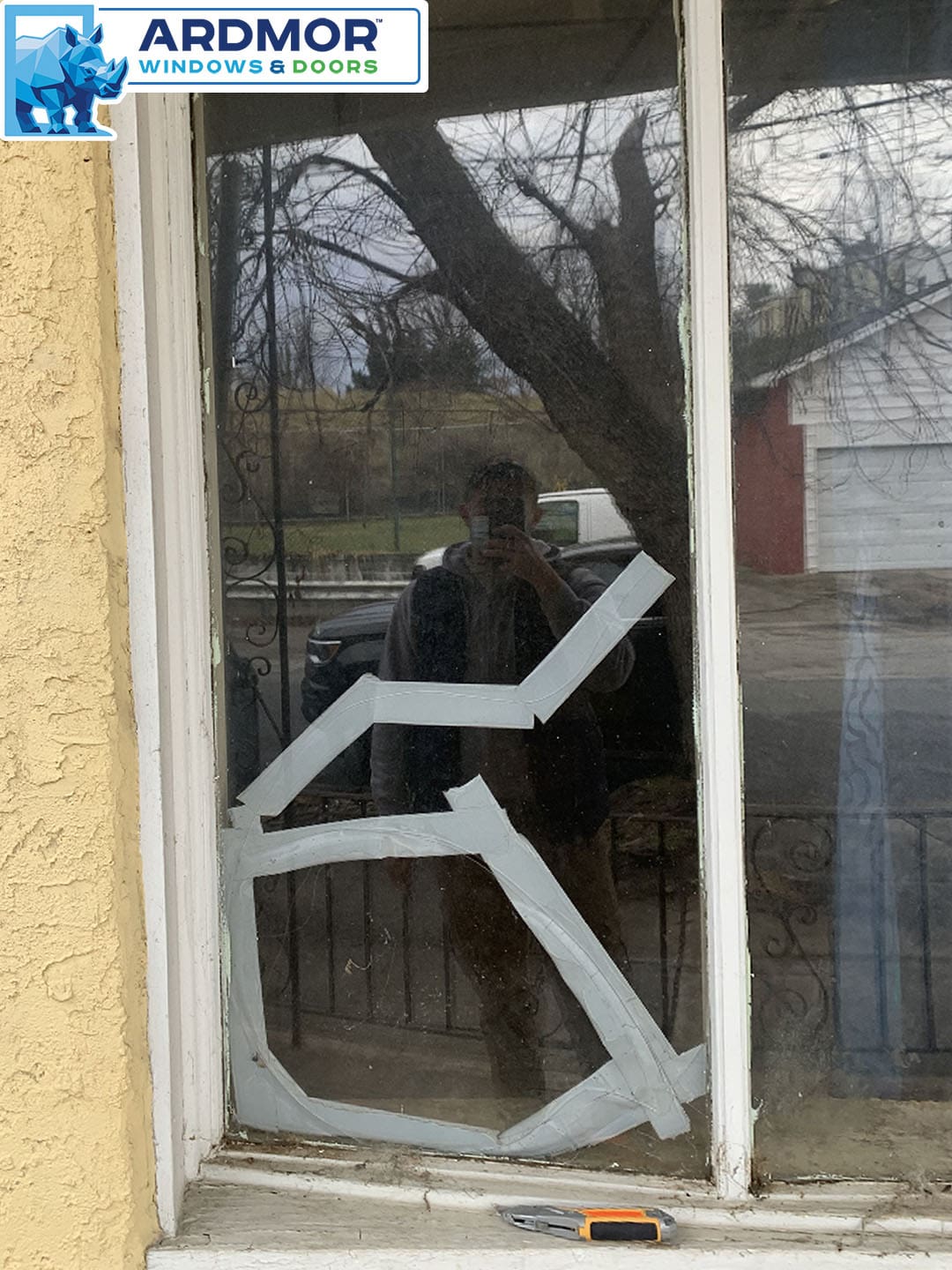 cracked_glass_replacement_in_wood_picture_window_in_darby_pennsylvania_project_6538_before