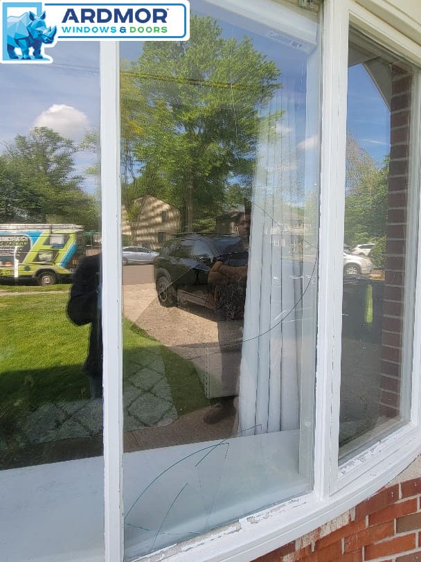 broken_glass_replacement_in_wood_picture_window_in_morrisville_pennsylvania_project_9655_before