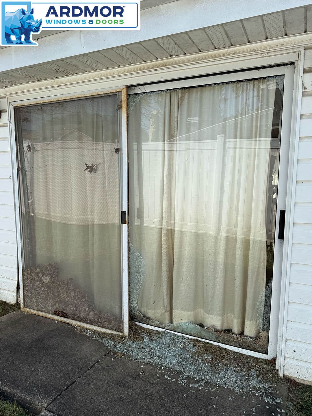 shattered_glass_replacement_in_aluminum_sliding_door_in_philadelphia_pennsylvania_project_11677_before